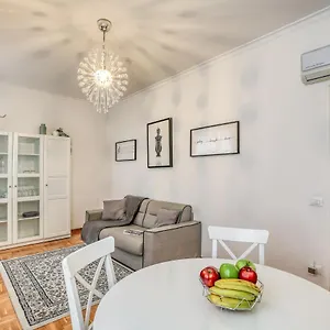 https://at-rhome-via-frattina.it-romehotels.com
